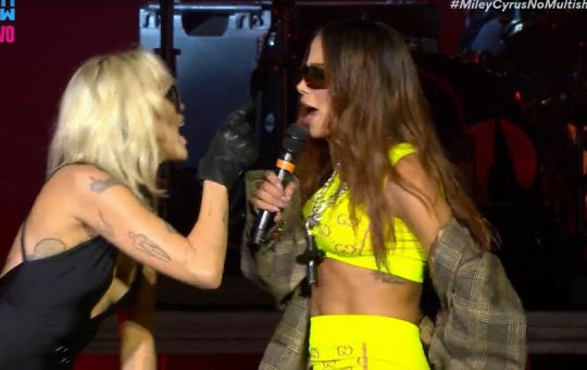 Beijos e tapas no bumbum: Miley recebe Anitta no palco do Lollapalooza