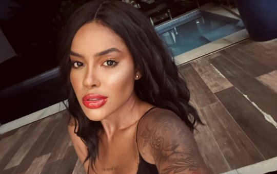 Sthe Matos aparece morena na web, mas peruca entrega farsa; entenda