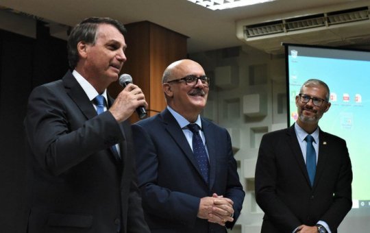 Bolsonaro é convencido a demitir ministro da Educação