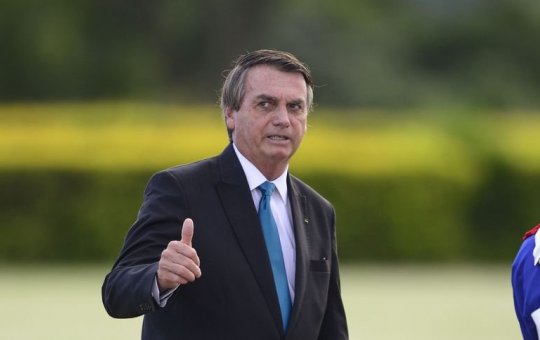 Após sentir "desconforto" e passar a noite em hospital, Bolsonaro recebe alta