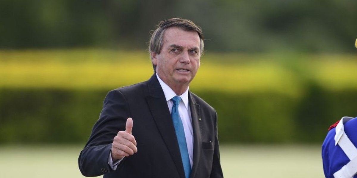 Após sentir "desconforto" e passar a noite em hospital, Bolsonaro recebe alta