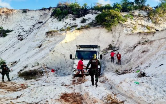 Ladrões de areia: Homens são presos após encher caçamba nas dunas de Jauá