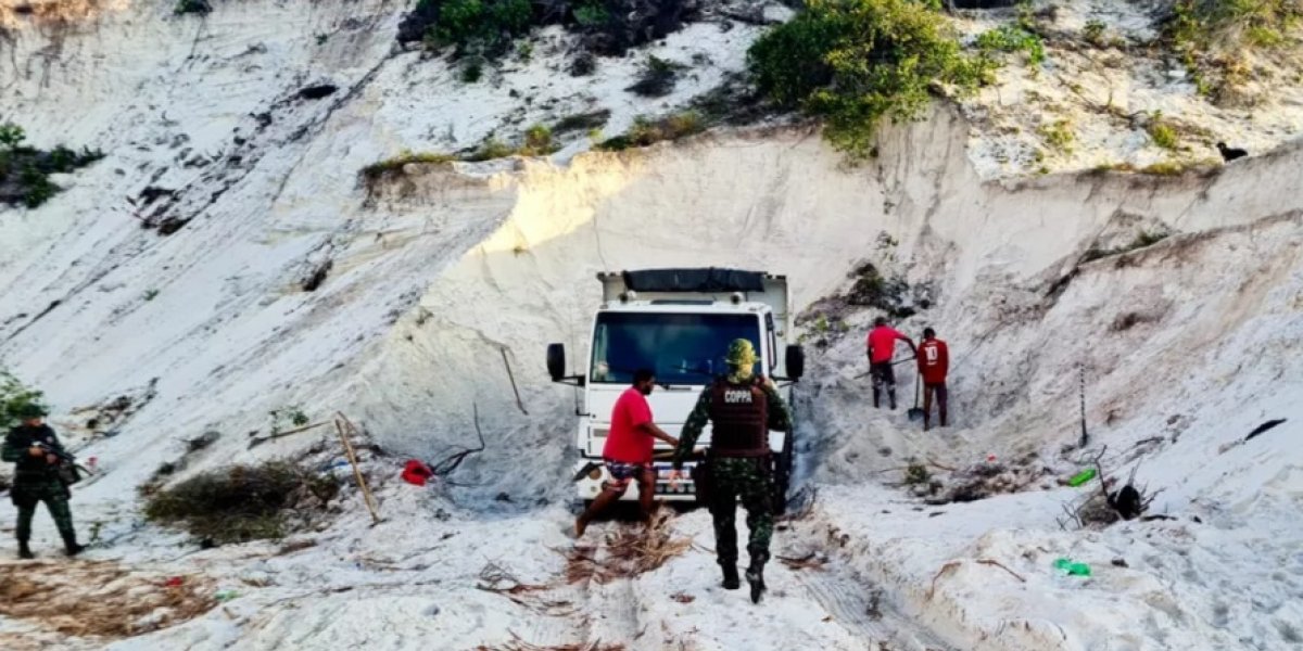 Ladrões de areia: Homens são presos após encher caçamba nas dunas de Jauá