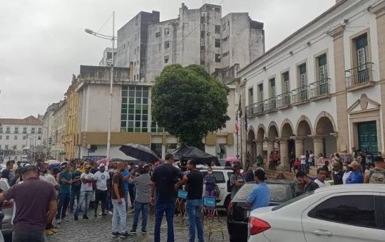 Guardas Civis de Salvador mantém protesto e bloqueiam via no Centro