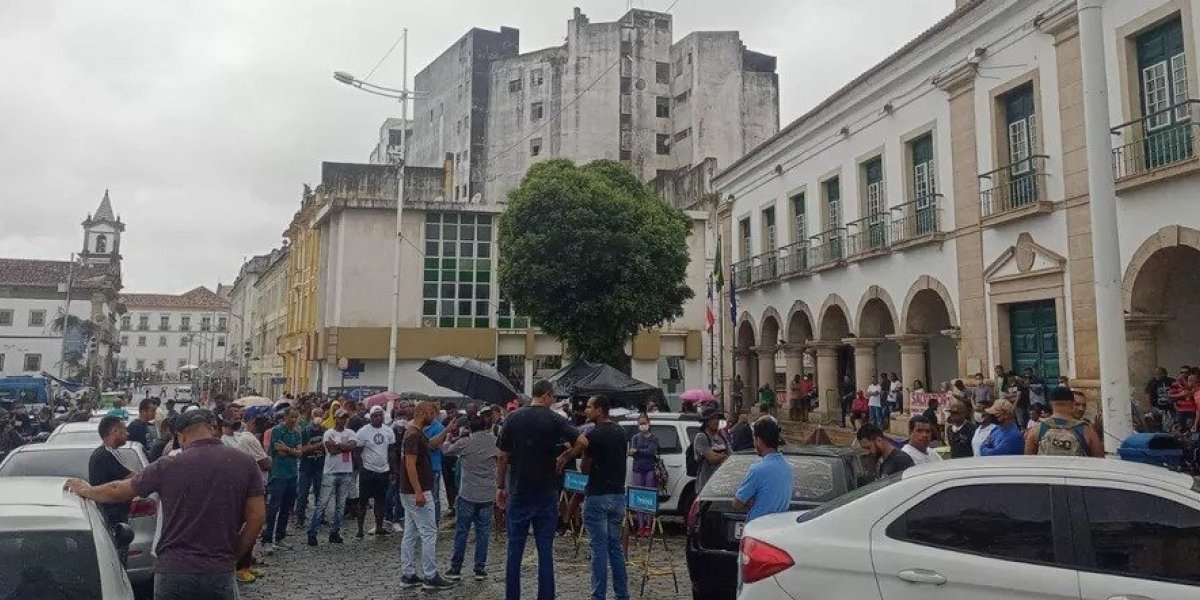 Guardas Civis de Salvador mantém protesto e bloqueiam via no Centro