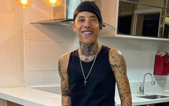 Internado com tumor, humorista Franklin Reis aparece em foto no centro cirúrgico