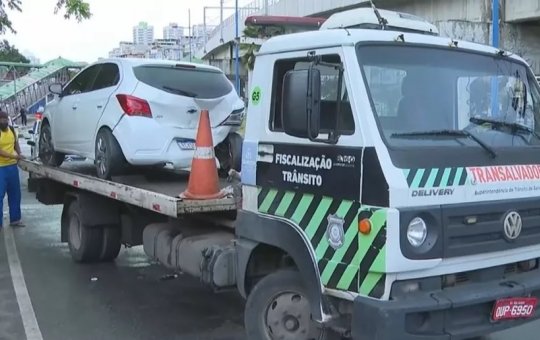 Motorista bêbado bate carro na Av. Bonocô, em Salvador