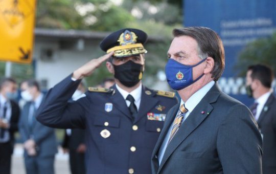 Policiais interrompem aniversário após gritos de "Fora Bolsonaro"