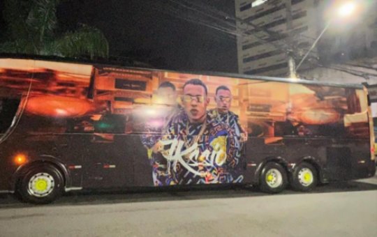 Ônibus da banda 7Kssio se envolve em acidente em Lauro de Freitas