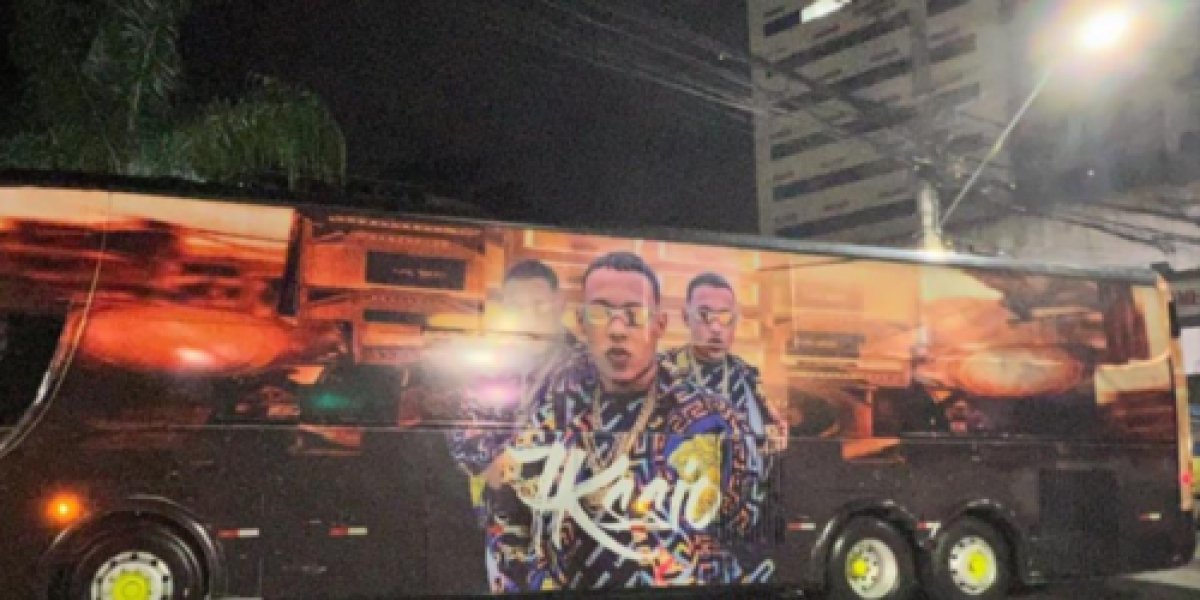 Ônibus da banda 7Kssio se envolve em acidente em Lauro de Freitas