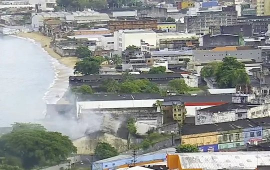 Galpão pega fogo no bairro da Calçada, em Salvador; não há registro de feridos