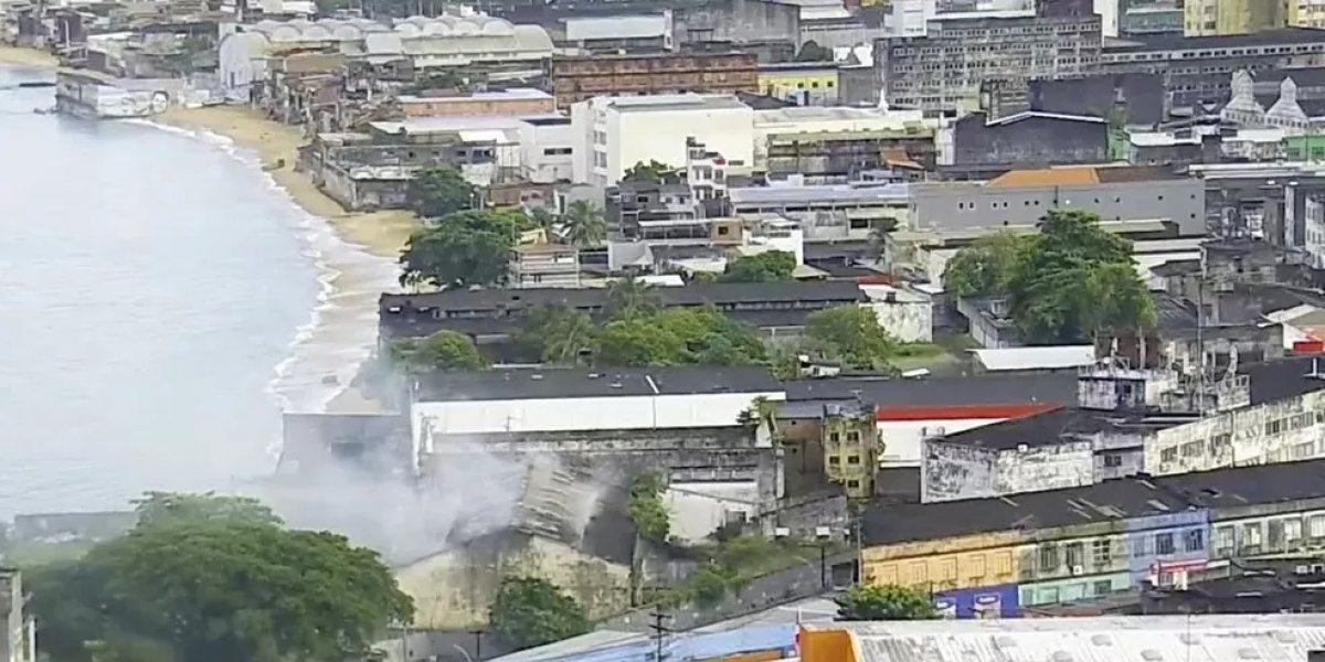 Galpão pega fogo no bairro da Calçada, em Salvador; não há registro de feridos