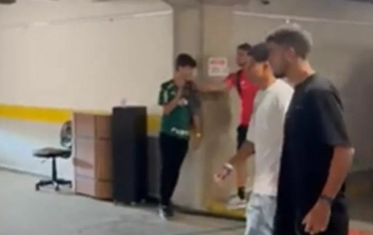 Atacante do São Paulo derruba celular de jovem jogador palmeirense com tapa