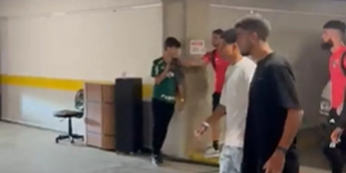 Atacante do São Paulo derruba celular de jovem jogador palmeirense com tapa