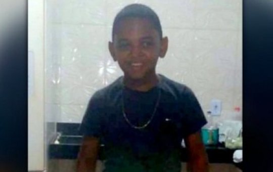 Garoto de 10 anos morre com tiro na cabeça após mexer na arma do pai