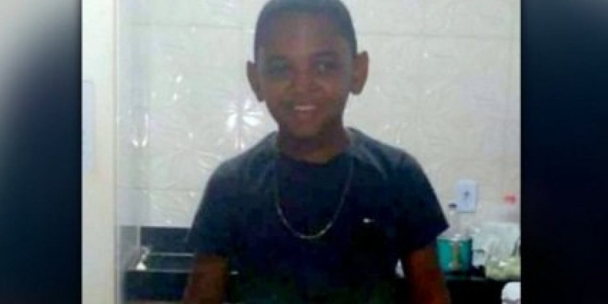 Garoto de 10 anos morre com tiro na cabeça após mexer na arma do pai