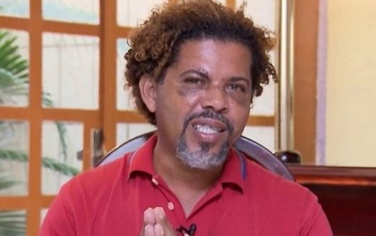 Vídeo: Mendigo Givaldo é flagrado tentando beijar mulher à força