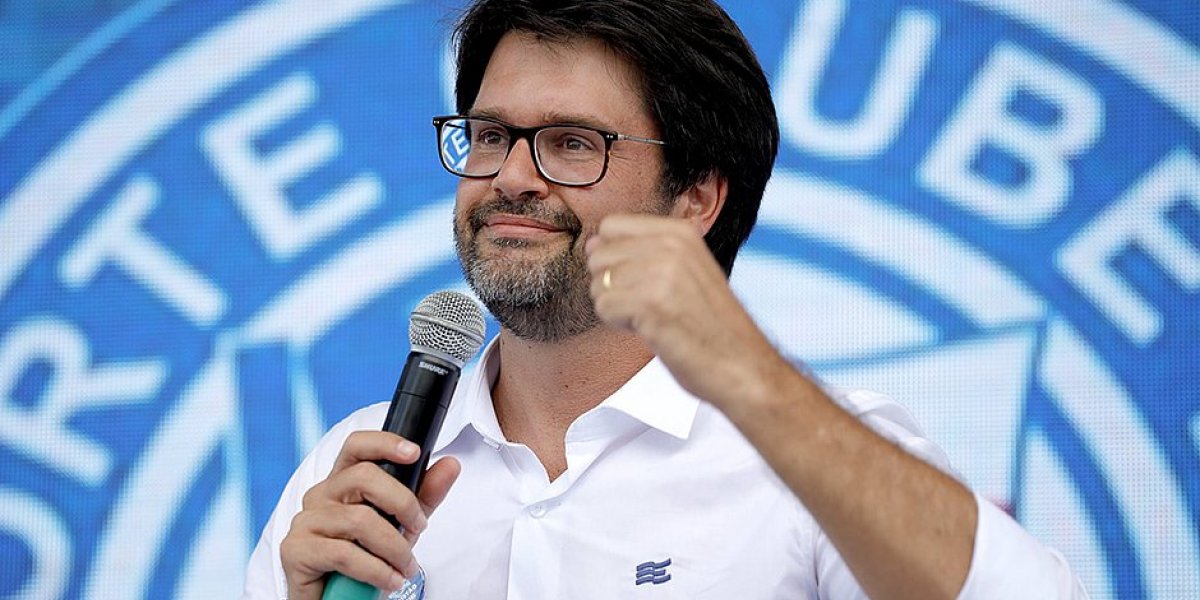 Bellintani viaja para Manchester por SAF no Bahia, diz comentarista