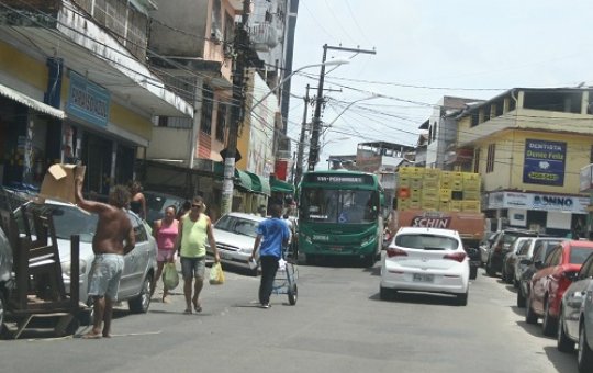 PM pisa em pescoço de suspeito e assusta moradores durante ação em Pernambués