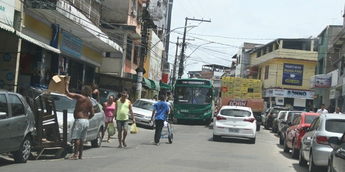 PM pisa em pescoço de suspeito e assusta moradores durante ação em Pernambués