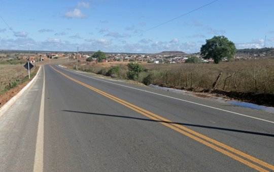 Governo da Bahia entrega trecho da BA-233 em Sátiro Dias e anuncia licitações