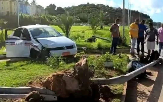 Táxi capota, destrói semáforo e deixa três feridos na Avenida 29 de Março