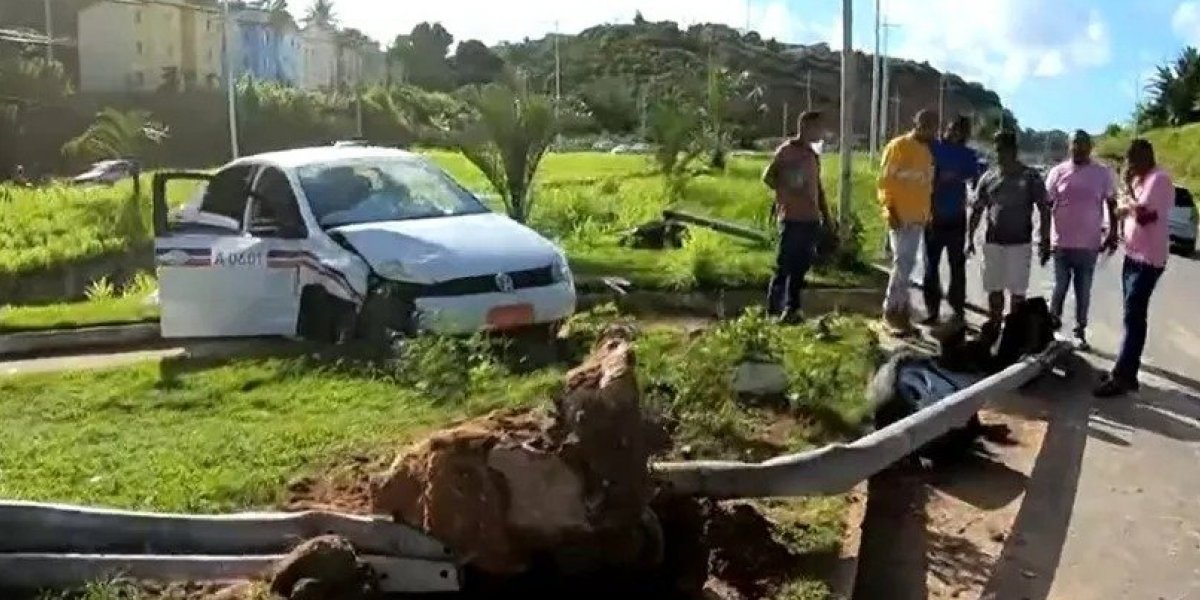Táxi capota, destrói semáforo e deixa três feridos na Avenida 29 de Março