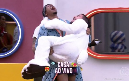 Arthur Aguiar volta para a casa do BBB 22 vestido de coelho após Paredão falso