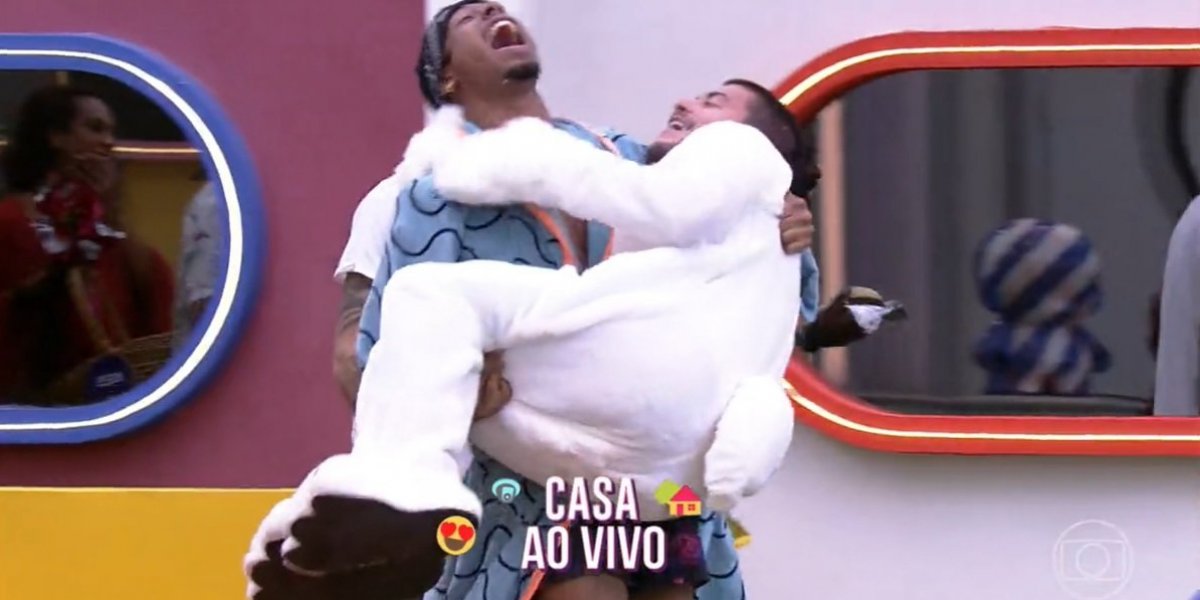 Arthur Aguiar volta para a casa do BBB 22 vestido de coelho após Paredão falso