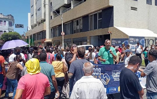 Servidores municipais de Salvador protestam por reajuste salarial