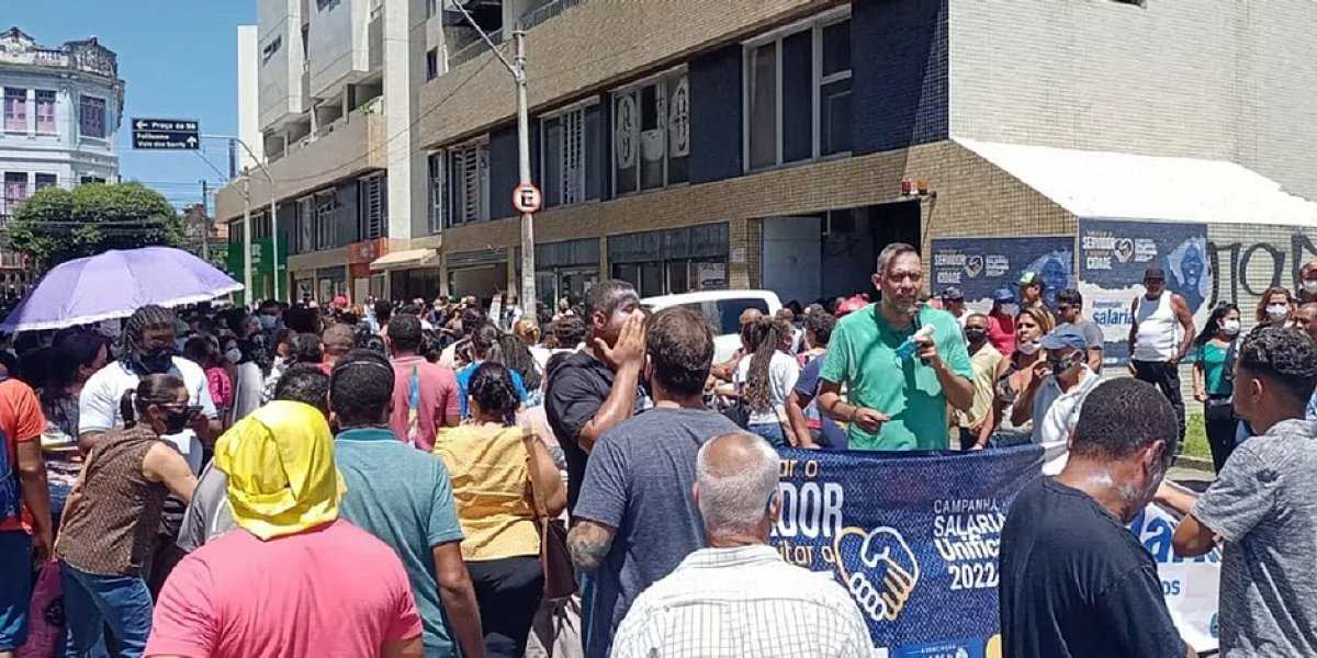 Servidores municipais de Salvador protestam por reajuste salarial