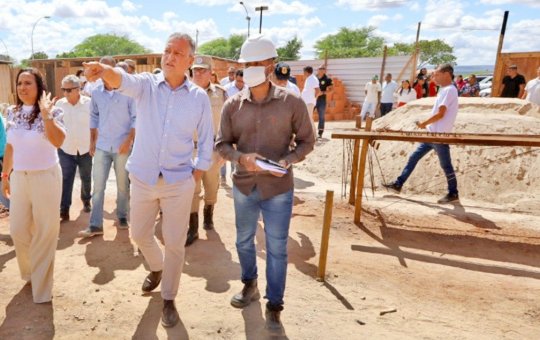 Em Araci, Rui Costa entrega ambulâncias e autoriza obras de infraestrutura