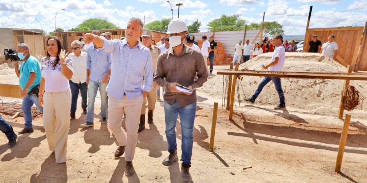 Em Araci, Rui Costa entrega ambulâncias e autoriza obras de infraestrutura