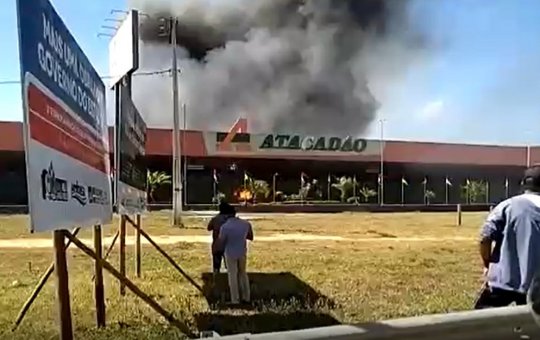 Vídeo: Incêndio atinge supermercado Atacadão em Vitória da Conquista