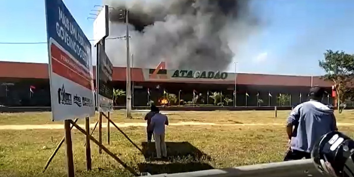 Vídeo: Incêndio atinge supermercado Atacadão em Vitória da Conquista