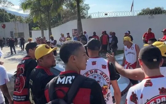 Torcedores do Flamengo protestam na porta do CT e abordam carros dos atletas
