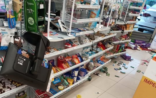 Arrastão: Grupo criminoso invade loja de rede farmacêutica na Federação