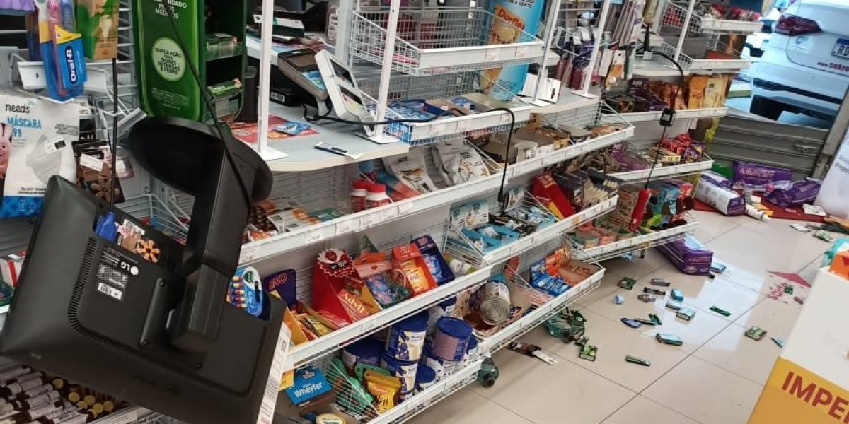 Arrastão: Grupo criminoso invade loja de rede farmacêutica na Federação