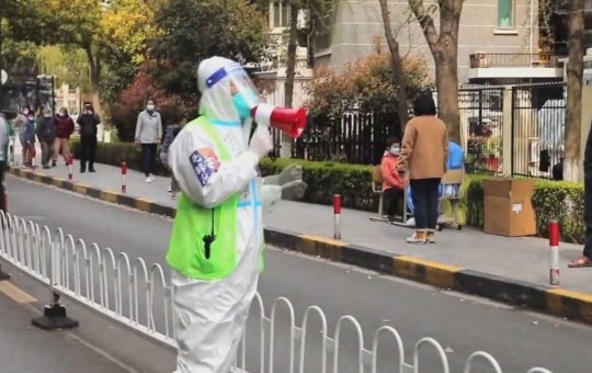 China: Xangai tem novo lockdown severo e usa drones para monitorar circulação