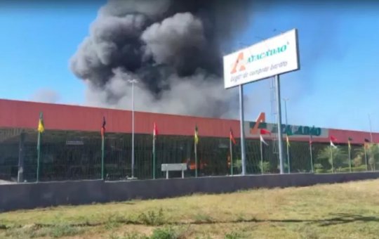 Bombeiros entram no terceiro dia de combate ao incêndio no Atacadão de Conquista