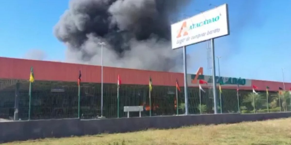 Bombeiros entram no terceiro dia de combate ao incêndio no Atacadão de Conquista