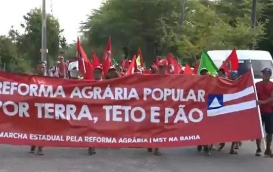 Centenas de trabalhadores rurais do MST fazem caminhada de 100 km na Bahia