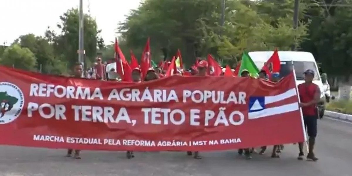 Centenas de trabalhadores rurais do MST fazem caminhada de 100 km na Bahia