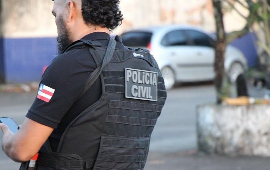 Homem comete suicídio após esfaquear ex-esposa na frente da filha