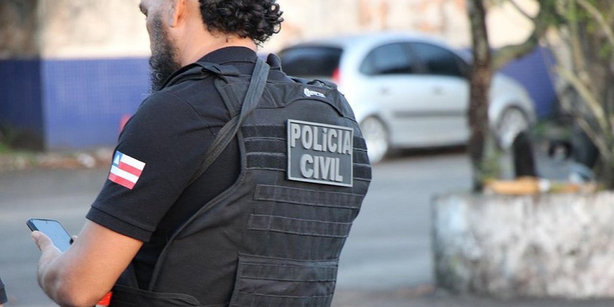 Homem comete suicídio após esfaquear ex-esposa na frente da filha