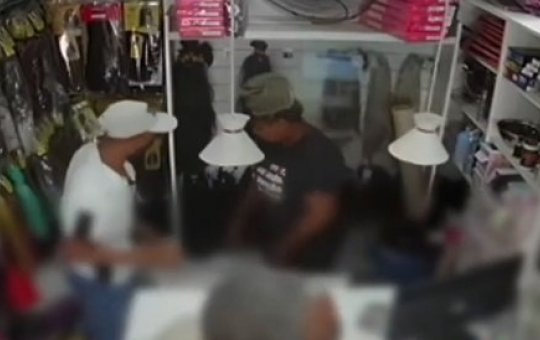 Homem assalta loja de cosméticos em Lauro de Freitas