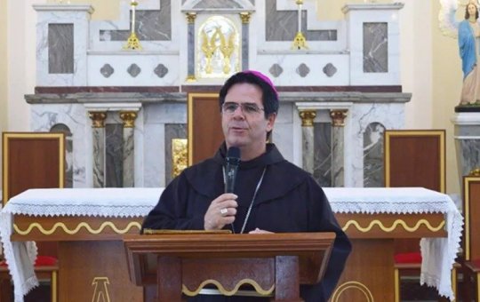 Bispo de Juazeiro determina que fiéis continuem usando máscara em igrejas