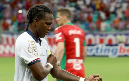 Bahia confirma lesão de Rodallega e jogador fica de fora do duelo com o Náutico