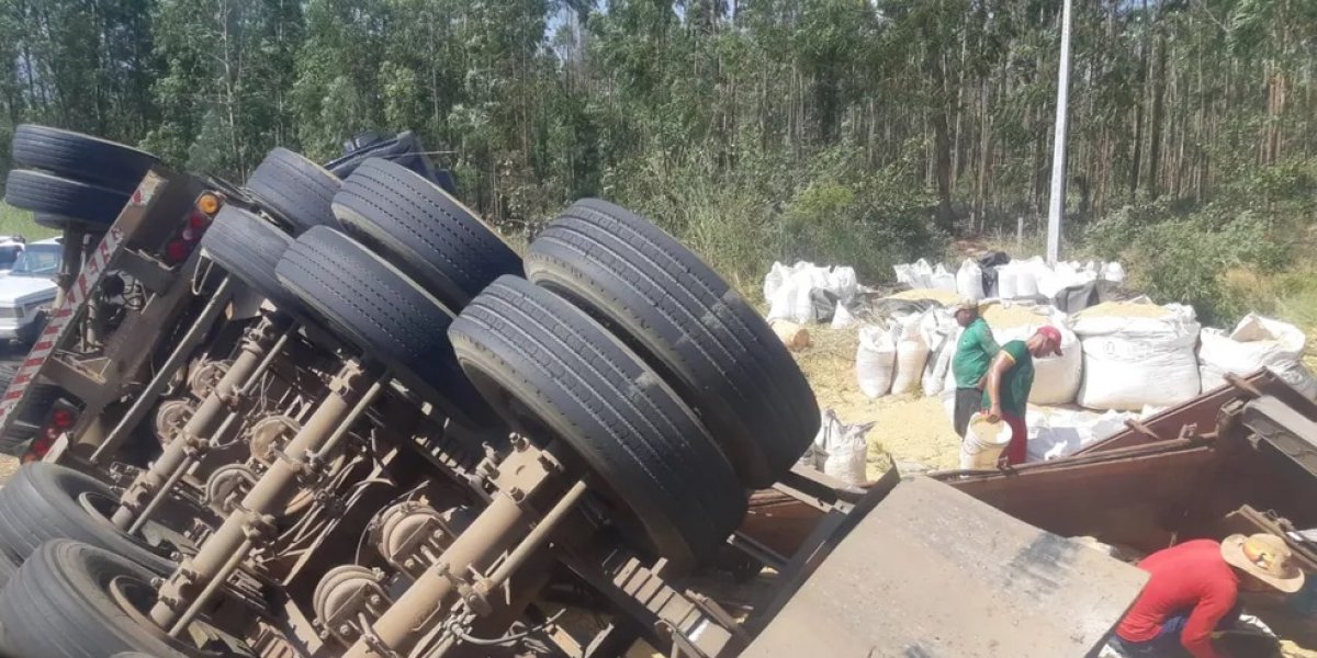 Carreta carregada de soja tomba na BR-242, no oeste da Bahia