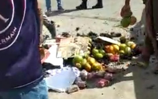 Vídeo: Revoltada, feirante joga mercadorias de caminhão em SAJ